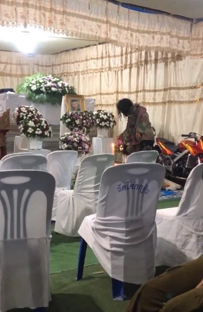 ซาบซึ้งใจ "หนุ่มสติไม่ดี" มางานศพเพื่อน ร้องไห้หน้าศพทุกคืน รู้ความหลังยิ่งเศร้า