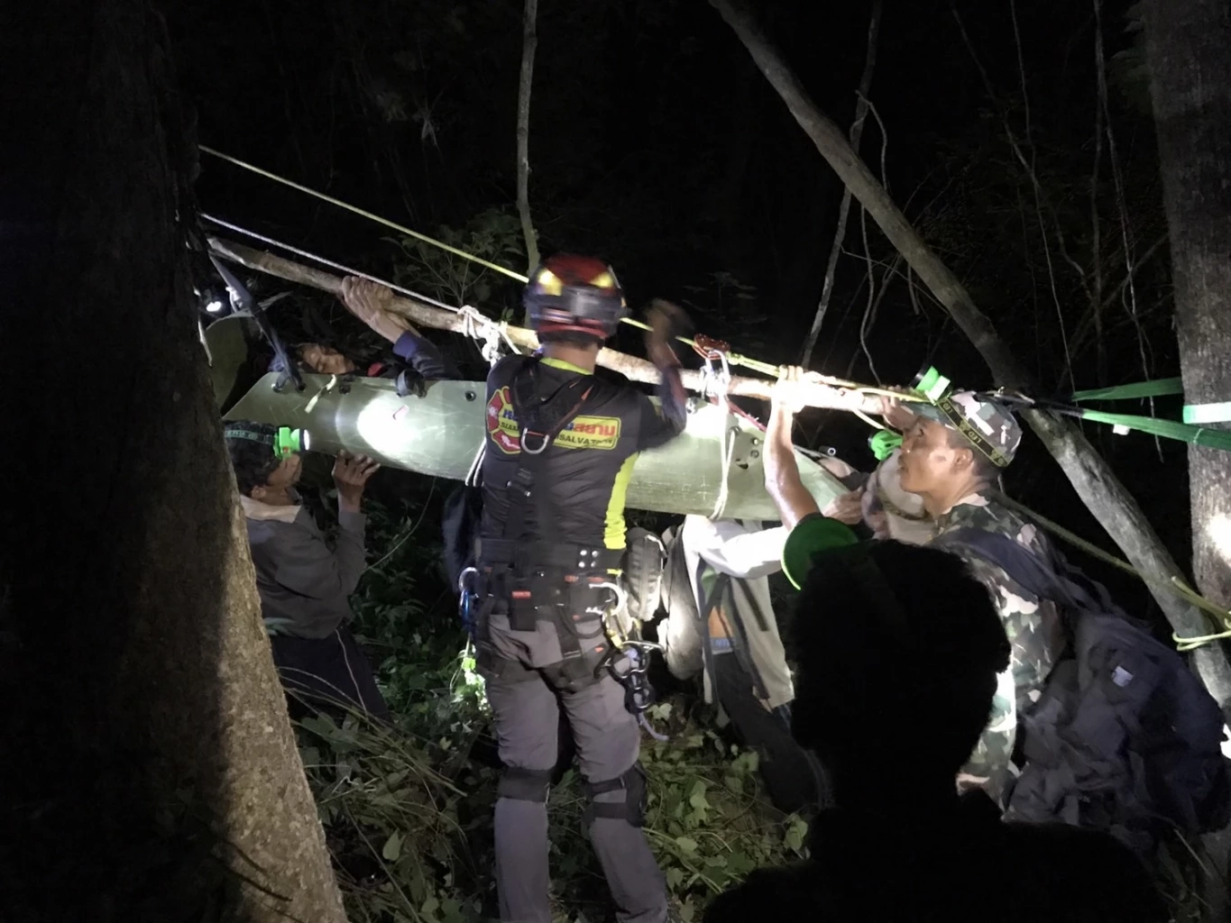 เปิดภารกิจ 16 ชม. ระดมทีมกู้ภัย ช่วยชีวิตชาย 55 ปีพลัดตกเขา (มีคลิป)