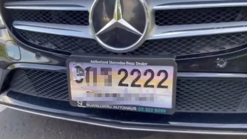 จับหนุ่มซิ่งเบนซ์หรู ปิดสติ๊กเกออำพรางทะเบียน ป้ายสีรถคันอื่นรับผิด