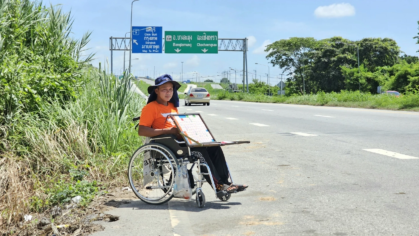 ชีวิตไม่สิ้น ก็ดิ้นกันไป! หนุ่มตากแดดวันละ 12 ชม. ขายลอตเตอรี่บนวีลแชร์