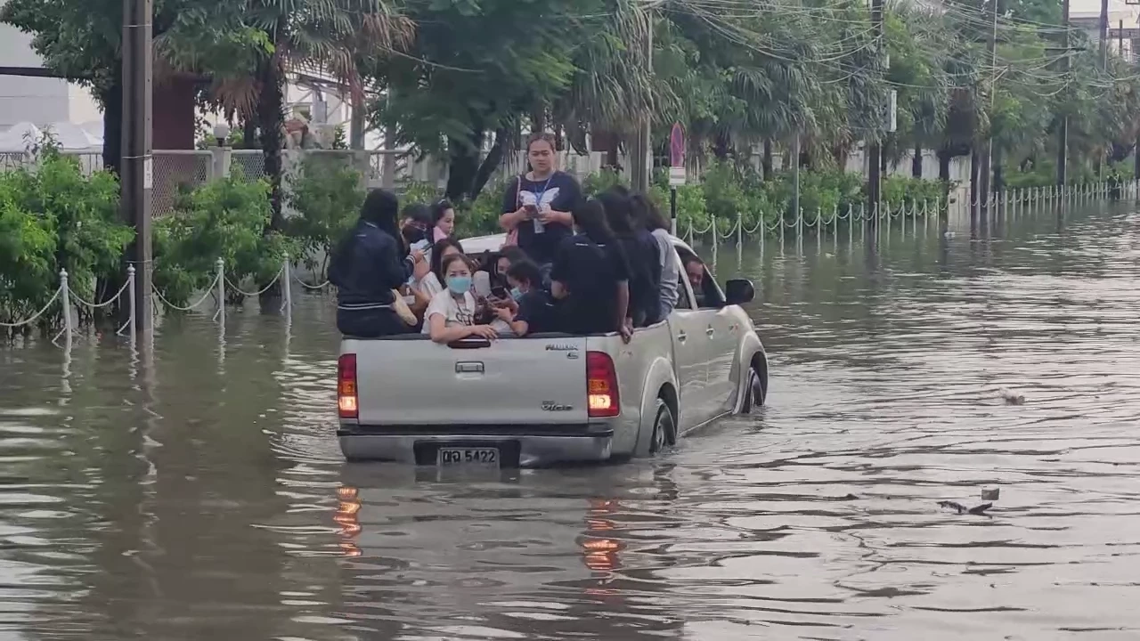 ฝนถล่มหนัก"นิคมบางปู" น้ำทะลักท่วมอ่วม เร่งระบายลดระดับน้ำ (มีคลิป)