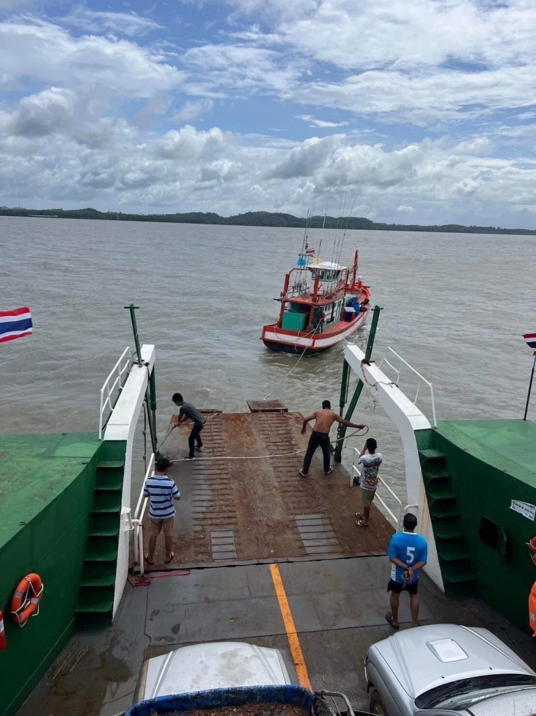 ระทึกกลางทะเล เรือเฟอร์รี่ข้ามเกาะช้างเครื่องดับ 31 ชีวิตลอยเคว้งกลางทะเล