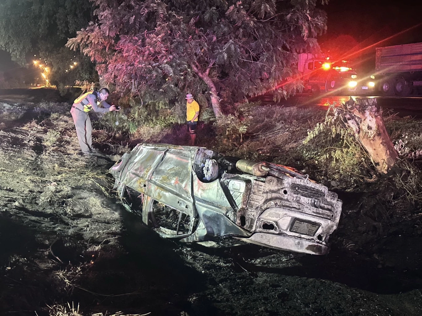 อุทาหรณ์ เก๋งซิ่งฝ่าสายฝนเสียหลักตกร่องกลางถนน ไฟคลอกคนขับดับ