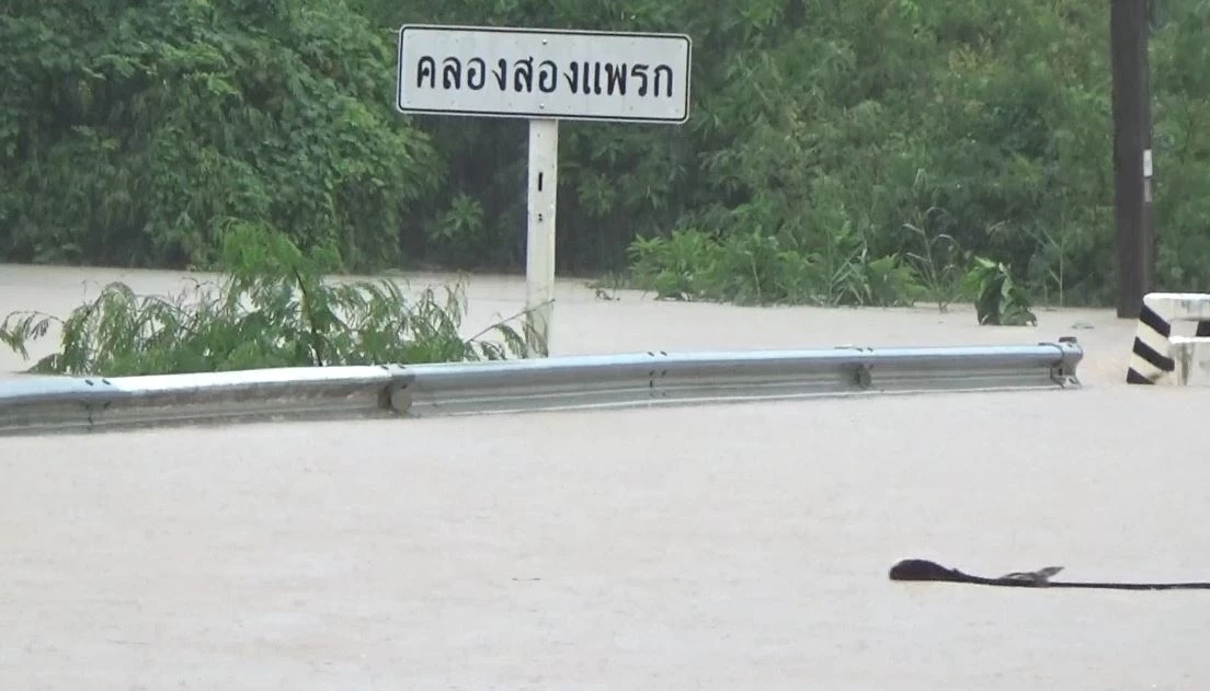 ตรัง-พังงา อ่วม! ฝนตกหนักตลอดทั้งคืน น้ำป่าทะลักท่วมบ้านเรือน ปชช. 8 อำเภอ