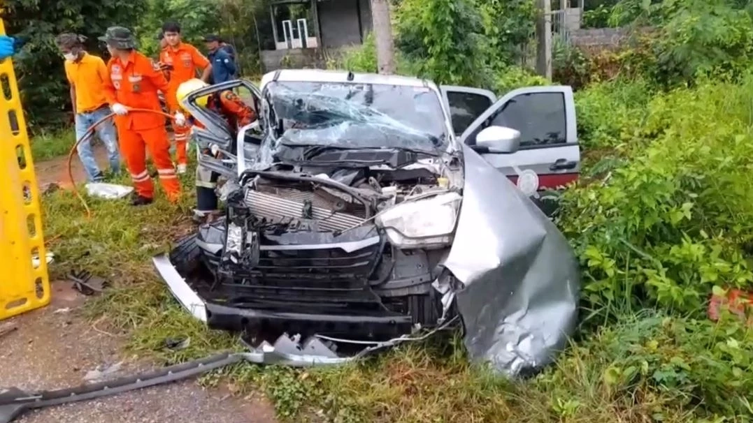 กระบะส่งของแหกโค้ง 100 ศพ พุ่งข้ามเลนชนรถสายตรวจ สภ.หนองหาน เจ็บสาหัส 3 นาย