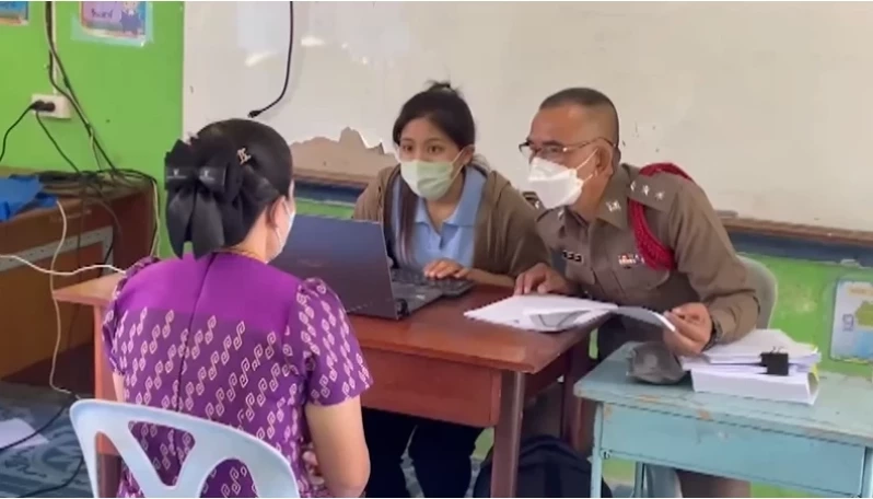 ภาพขณะตำรวจเข้าตรวจสอบโรงเรียนไทยรัฐวิทยา 6