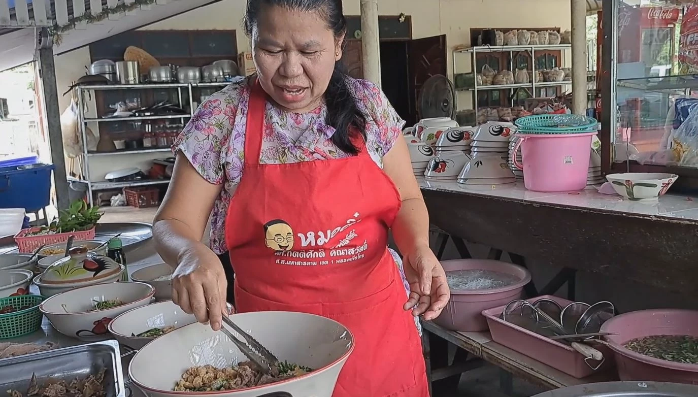 อดีตพนักงานบริษัทสาว เปิดร้านก๋วยเตี๋ยวเรือชามยักษ์ เน้นของสดใหม่มัดใจนักชิม