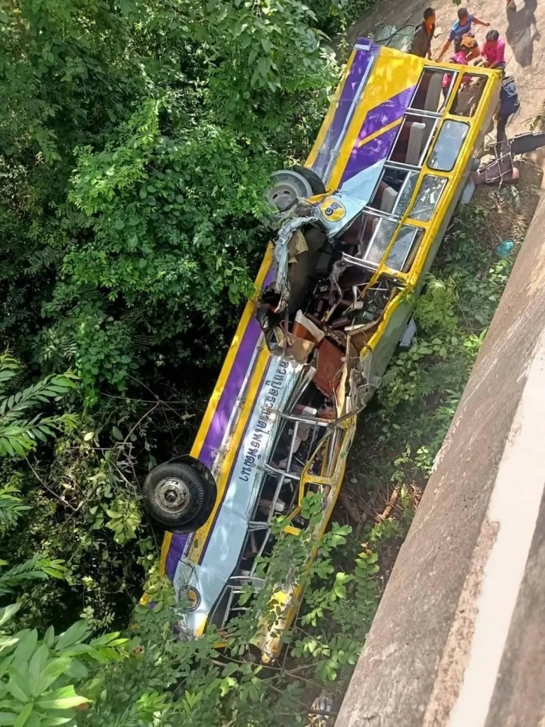 สลด! อุบัติเหตุใหญ่ รถบัสรับส่งนักวิ่ง ตกเหว "ผาพญากูปรี" ดับ 4 เจ็บ 40