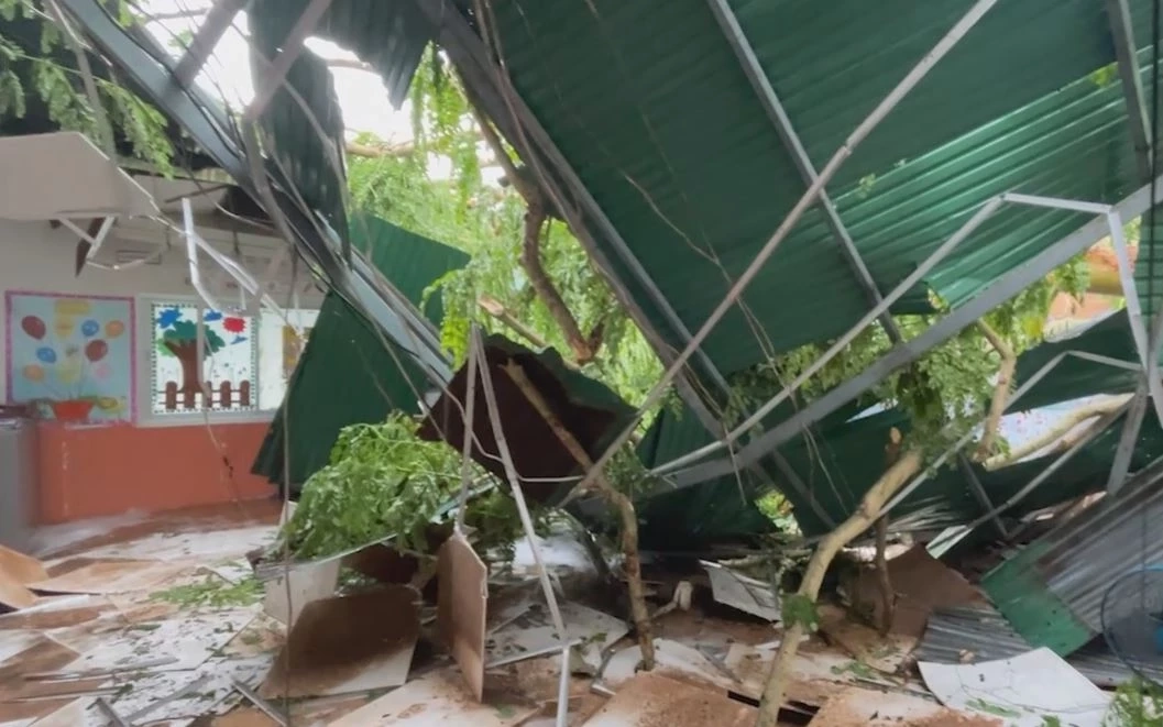 พายุพัดกระหน่ำ ต้นไม้ล้มทับศูนย์เด็กเล็ก เจ็บ 6 คน