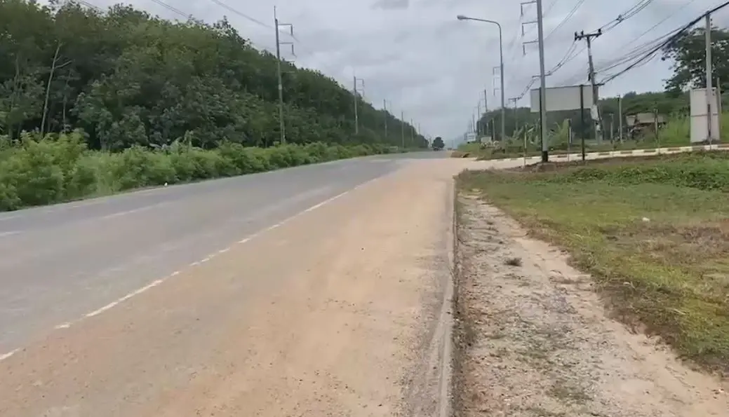 สุดอันตราย ถนนมีหญ้าขึ้น หินทรายเต็มไหล่ทาง ยางมะตอยนูน เกิดอุบัติเหตุประจำ