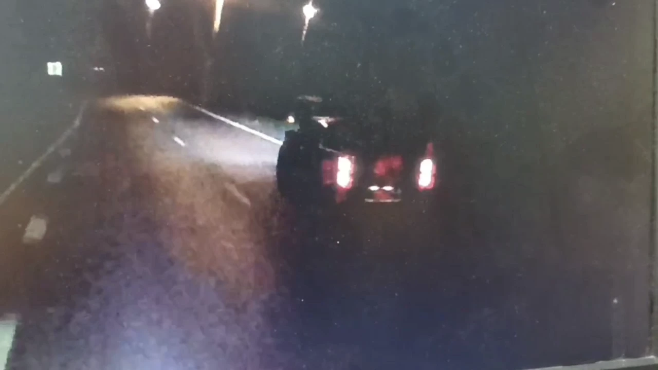 เปิดคลิป ยิงถล่ม"เทรลเลอร์" กระบะดักรอ ก่อนขับแซงใช้ 9 มม. 2 กระบอก พรุน 17 รู