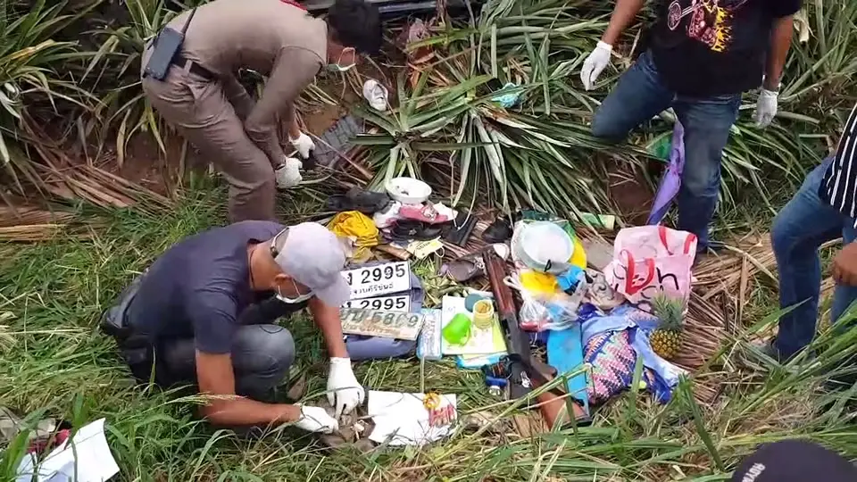 ตำรวจไล่ล่าผัวค้ายา หลังไม่ยอมให้ตรวจค้น สุดท้ายเสียหลักชนต้นไม้เมียดับ