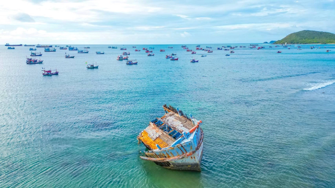 เรือประมงหลายร้อยลำ จอดหลบ"พายุตาลิม" เต็มอ่าวแสมสาร (มีคลิป)