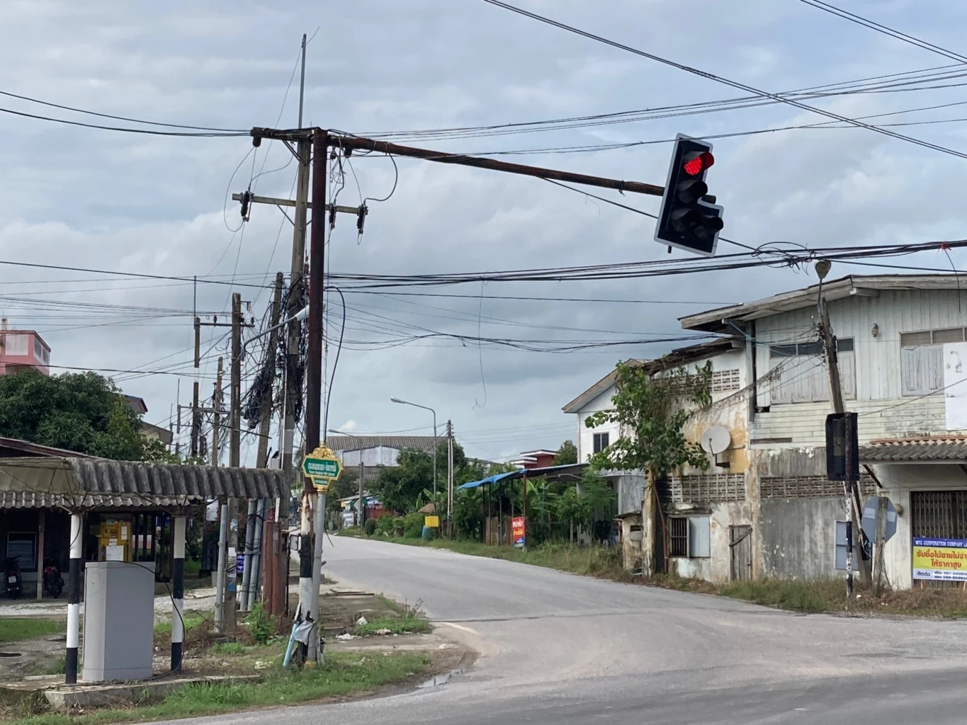 ทำงานคุ้มภาษี "เสาไฟแดงสู้ชีวิต" เอียงแทบล้ม โคมไฟแทบร่วง แต่ไฟยังติดครบ