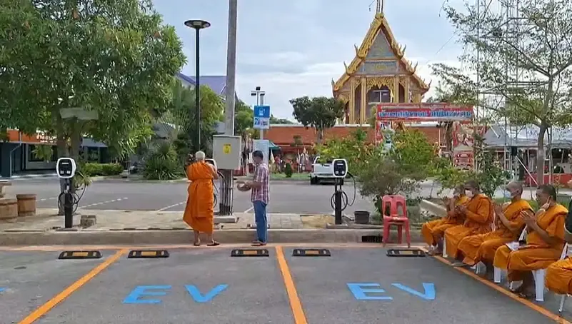 เก๋เก๋! วัดดังแม่กลอง ติดตั้งสถานีชาร์จรถ EV ให้บริการญาติโยม 24 ชั่วโมง