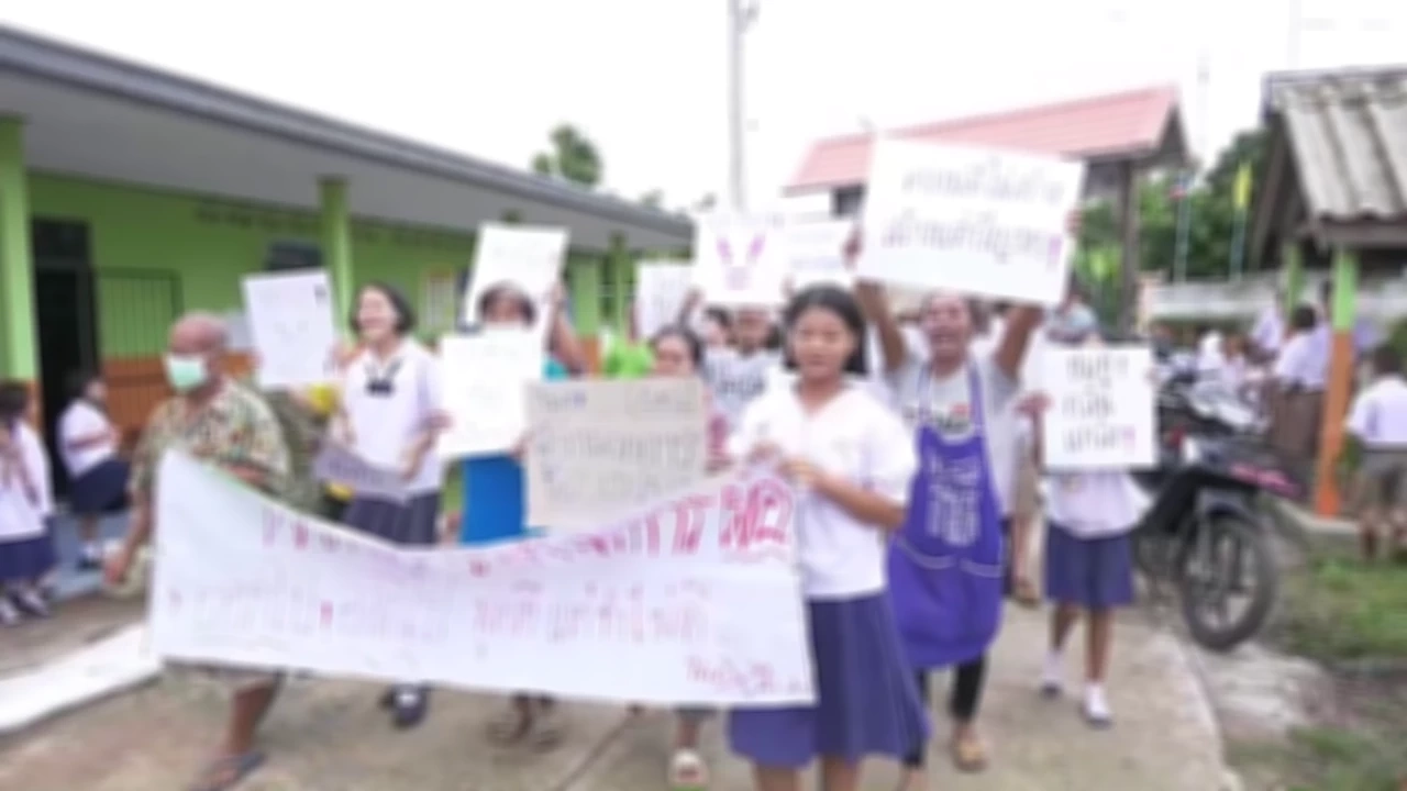 ผู้ปกครอง-นร. กว่า 100 คน ประท้วงไล่ ผอ.โรงเรียน ขับรถเฉี่ยวเด็ก ไม่รับผิดชอบ