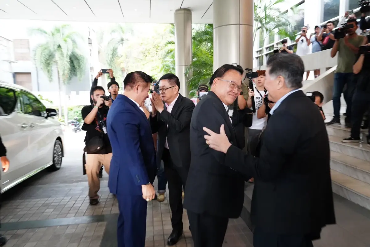 สันติ-ธรรมนัส หารือกับพรรคเพื่อไทย