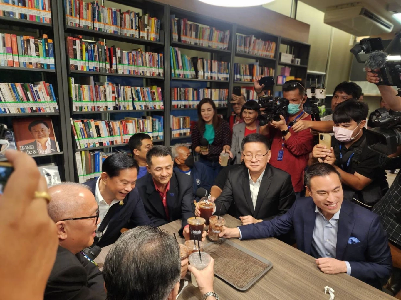 "ชลน่าน" ยัน ก่อนหารือพรรคขั้วรัฐบาลเดิม คุย 8 พรรคร่วมแล้ว ไม่หวั่นด้อมส้มถล่ม