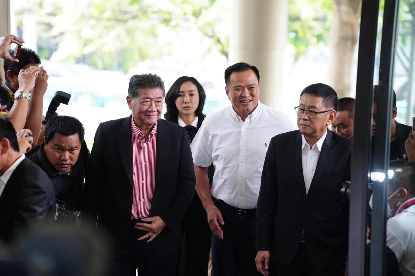 "อนุทิน ควง ศักดิ์สยาม-ไชยชนก ลูกเนวิน" คุยเพื่อไทย เจรจาหาทางออกประเทศ