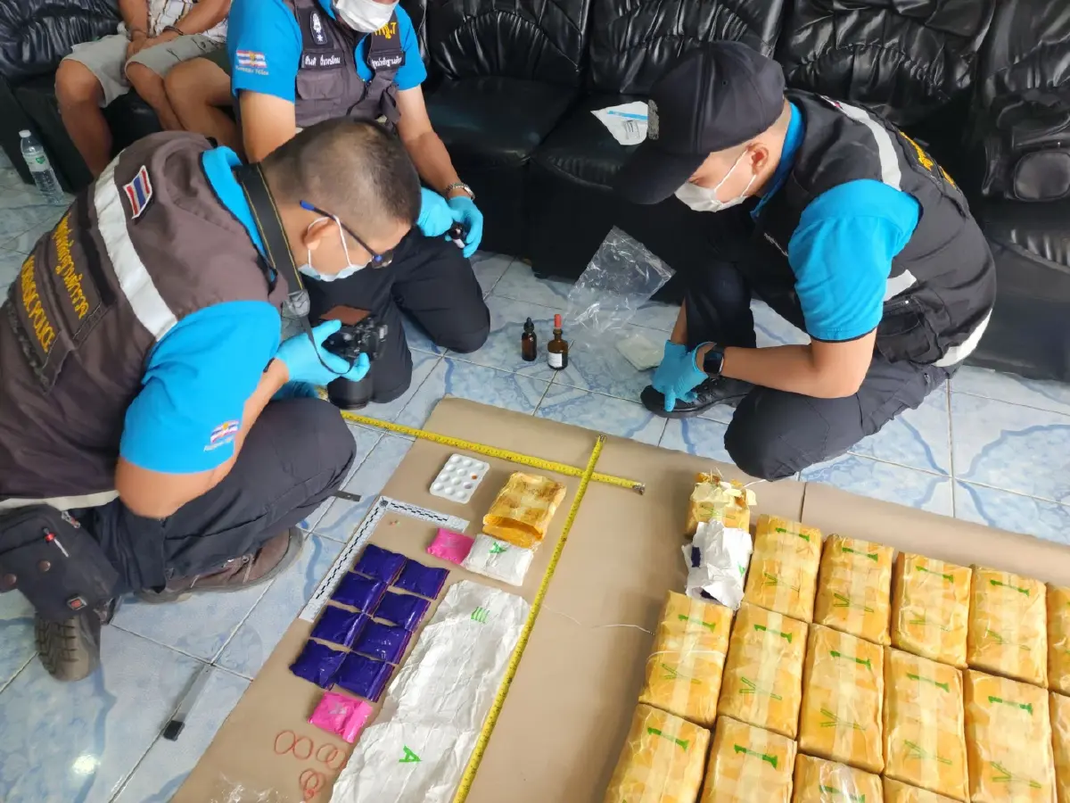 ตร.ทางหลวง รวบขบวนการขนยาบ้า 2 แสนเม็ด จากอีสานส่งลูกค้าภาคใต้