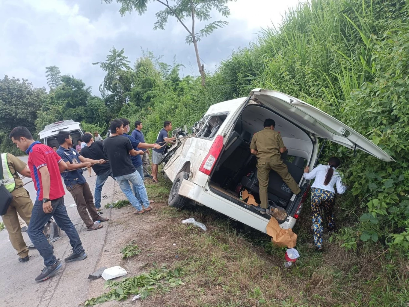 สลด! คณะทัวร์คนไทย กลับจากเที่ยวคุนหมิง ชนรถพ่วงที่ สปป.ลาว เสียชีวิต 6 ศพ