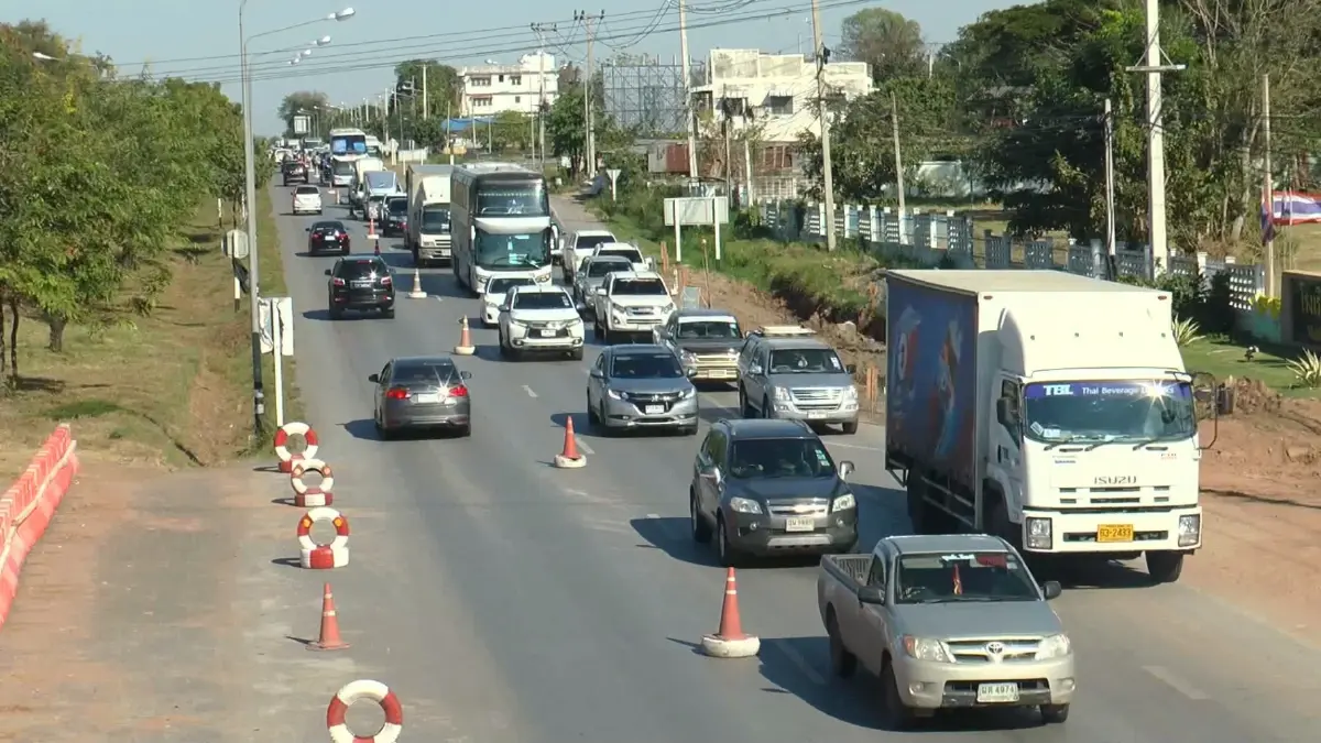 รถบรรทุกสินค้าอีสาน จ่อปรับขึ้นค่าขนส่ง หลังรัฐไม่ต่ออายุลด "ภาษีดีเซล"