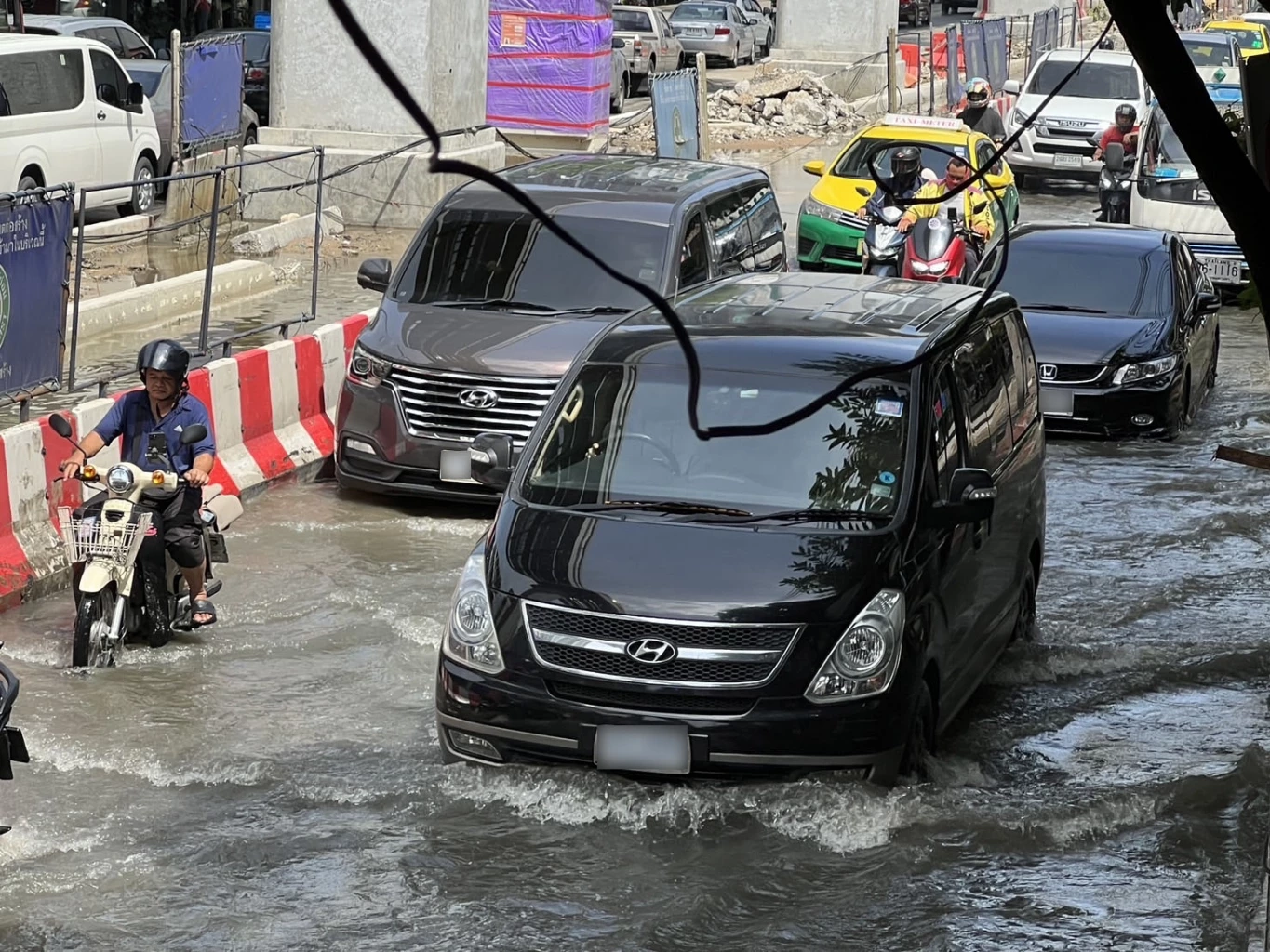 กทม. อ่วม ฝนตกหนักถนนลาดพร้าวน้ำท่วมสูง