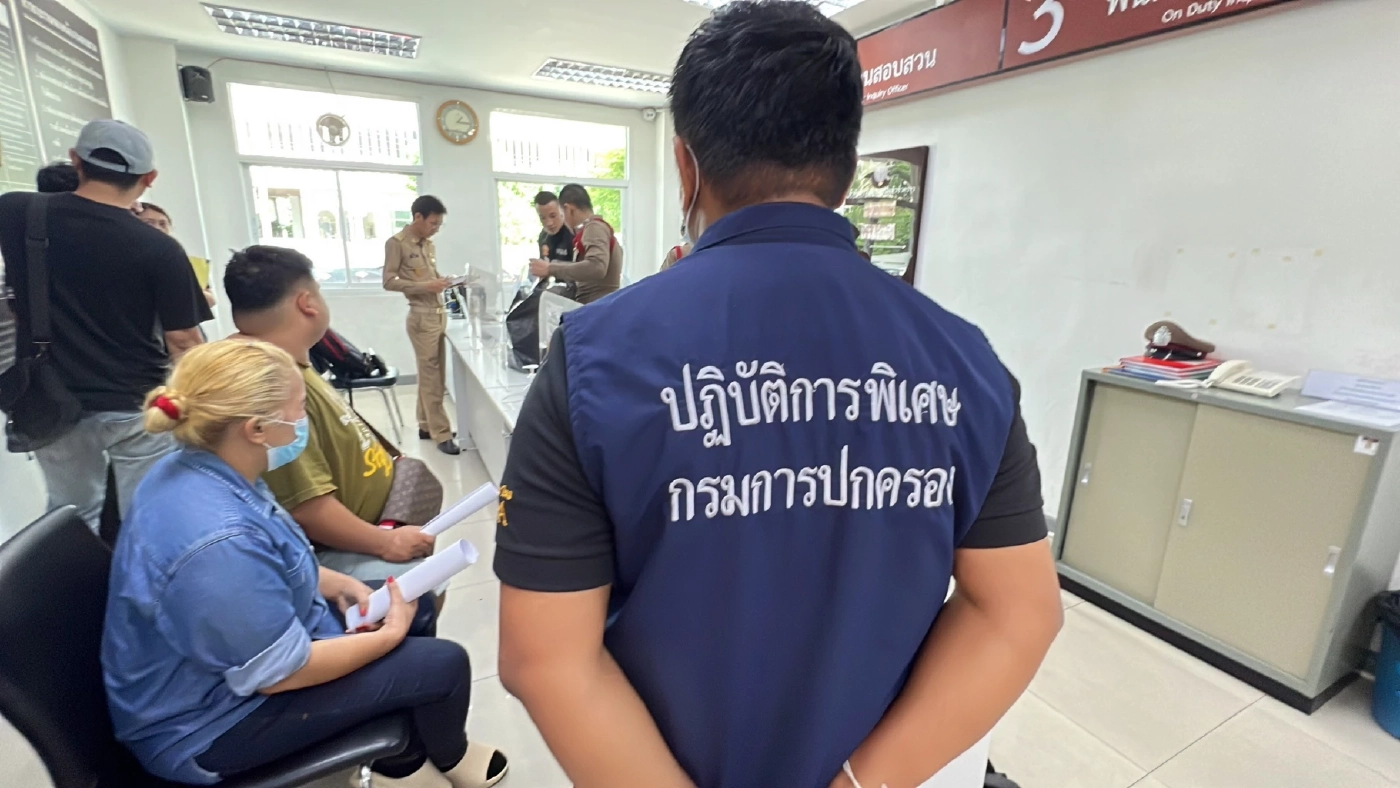 แจ้ง 4 ข้อหา "เจ๊นิ่ม-หลาน" เจ้าของร้านลาบ ลอบเปิดผับเถื่อน