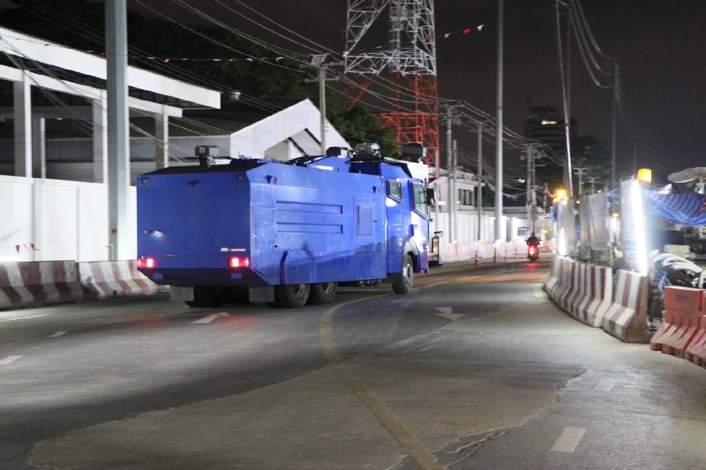 ตำรวจนครบาล ยกตู้คอนเทนเนอร์ วางรั้วลวดหนาม ปิดแยกเกียกกาย