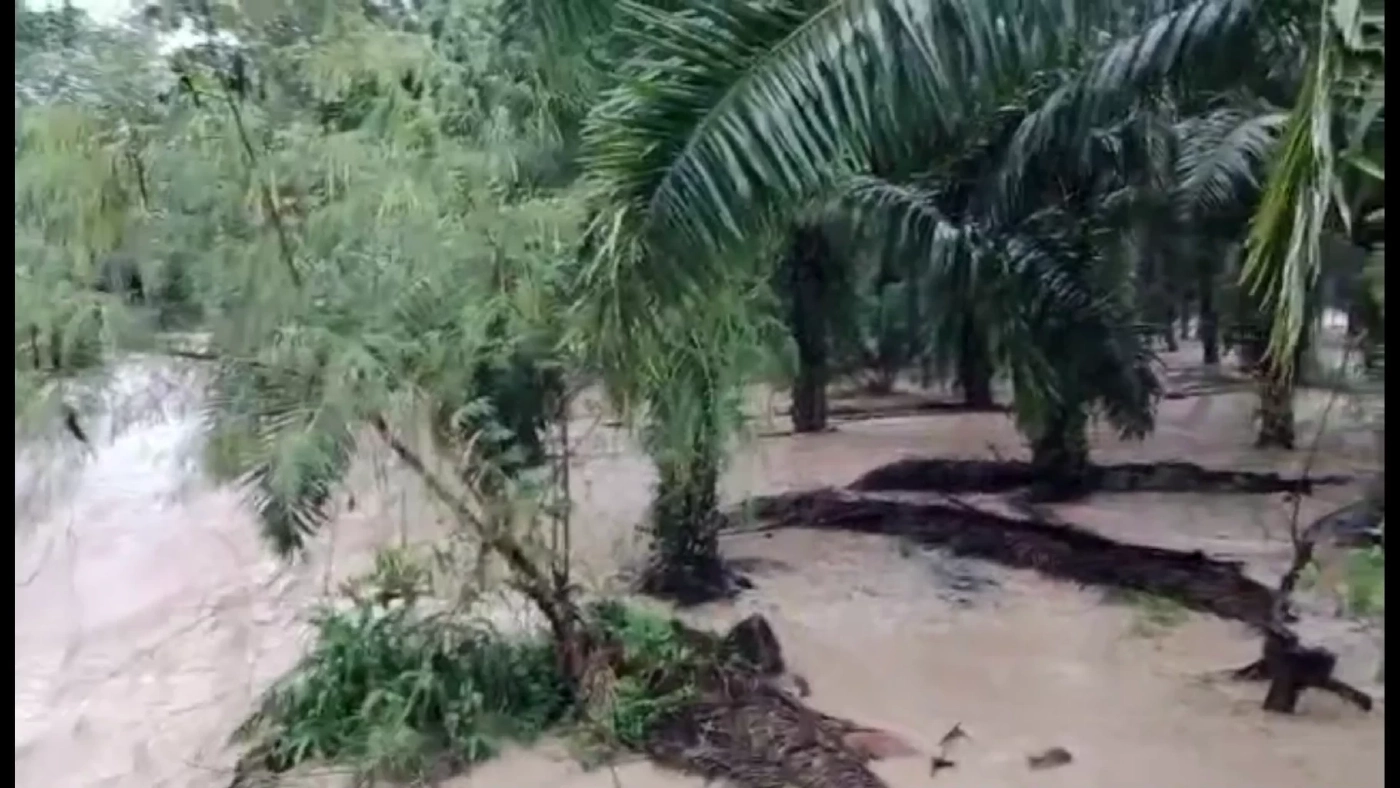 ฝนถล่มสตูล น้ำทะเลหนุน ทะลักท่วมบ้านพังเสียหาย คลื่นลมแรงซัดเรือล่มหลายลำ