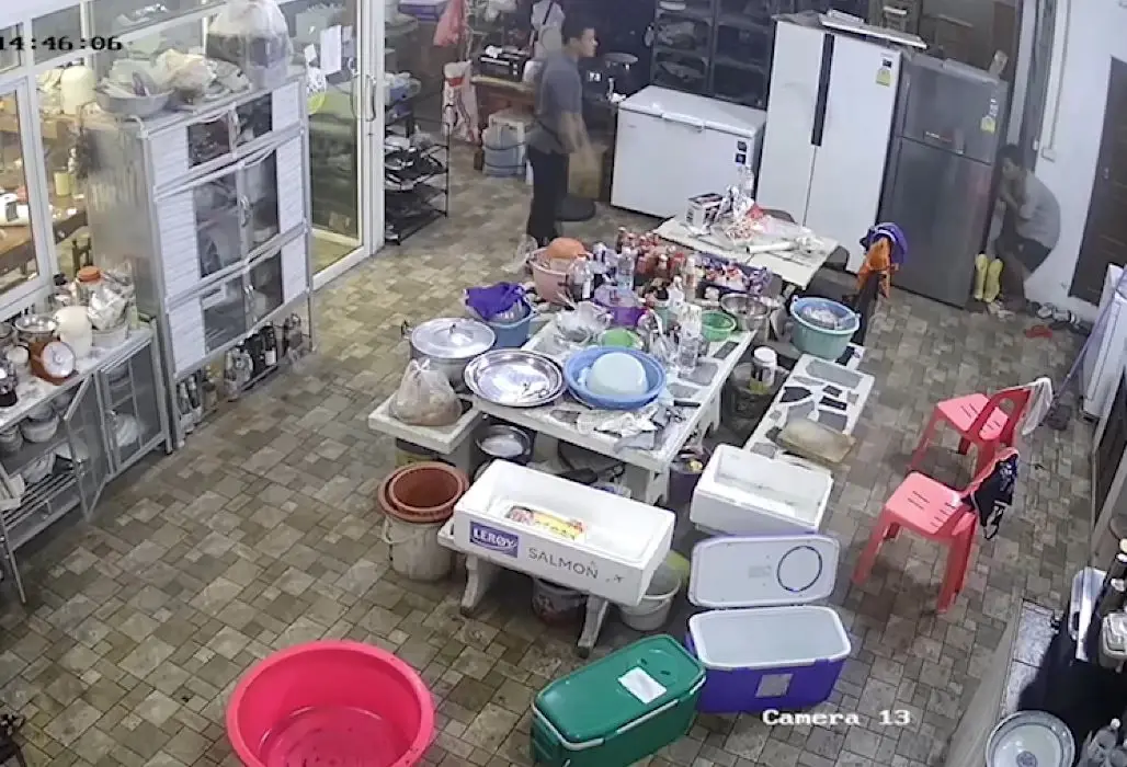 สาวเผยคลิปนาทีระทึก คนร้ายหนี ตร. มาซ่อนตัวในบ้าน ขณะกำลังอาบน้ำ