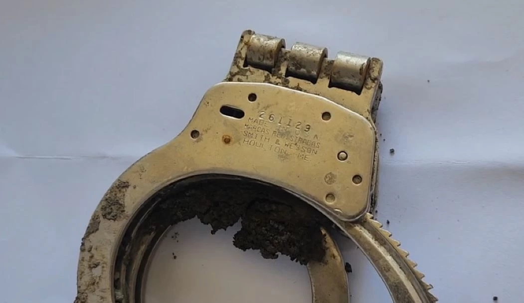 พบหลักฐานกุญแจมือตำรวจ จุดเกิดเหตุชิงทรัพย์พ่อค้าน้ำเต้าหู้