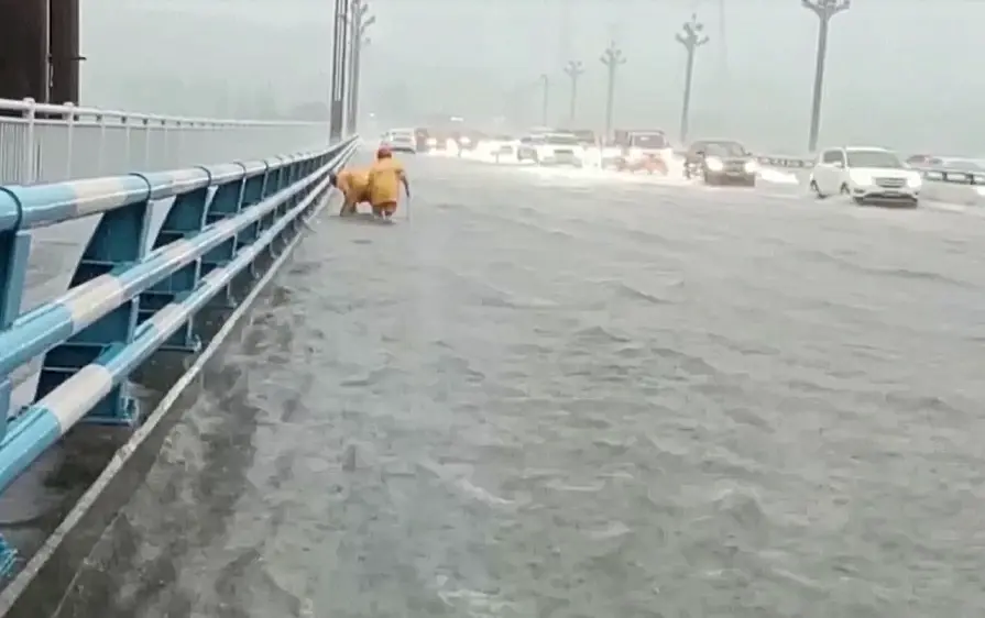 น้ำท่วมสถานีรถไฟใต้ดินในจีน หลายเมืองเตรียมรับมือฝนถล่ม