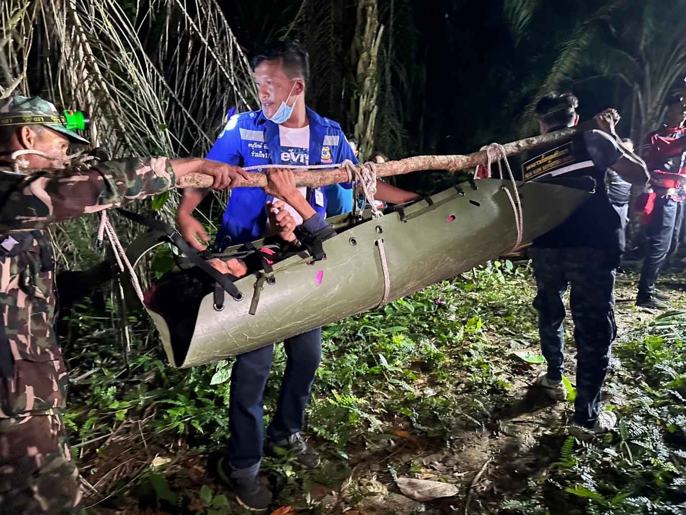 เปิดภารกิจ 16 ชม. ระดมทีมกู้ภัย ช่วยชีวิตชาย 55 ปีพลัดตกเขา (มีคลิป)