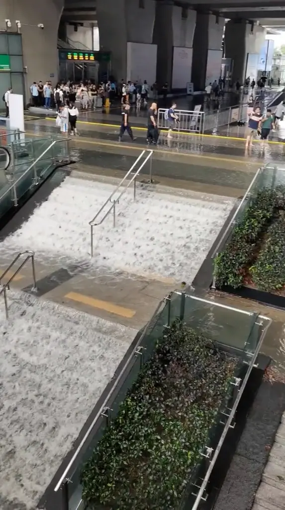 น้ำท่วมสถานีรถไฟใต้ดินในจีน หลายเมืองเตรียมรับมือฝนถล่ม