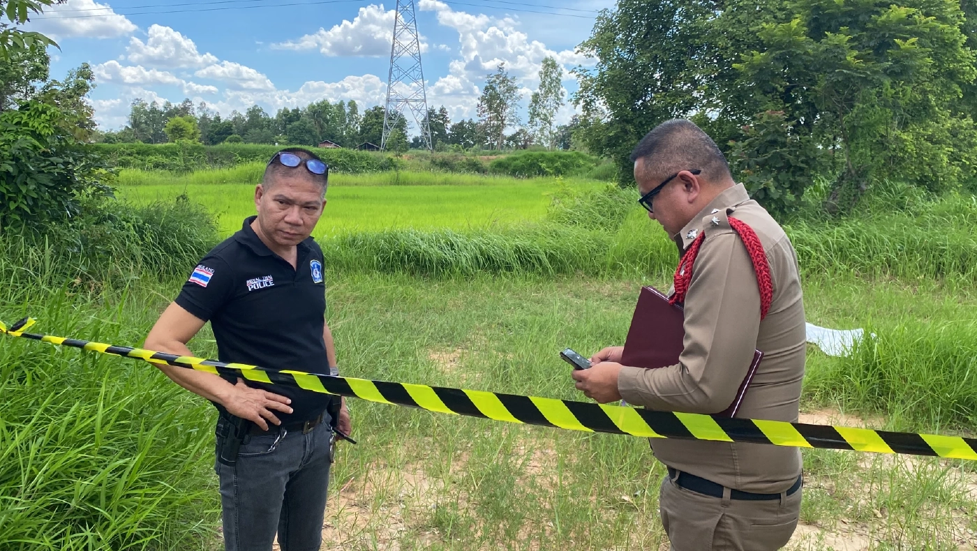 สุดโหด! สาวถูกแทงคอพรุน ดับคาทางเข้านา คาดแฟนหนุ่มเดนคุกเป็นมือมีด