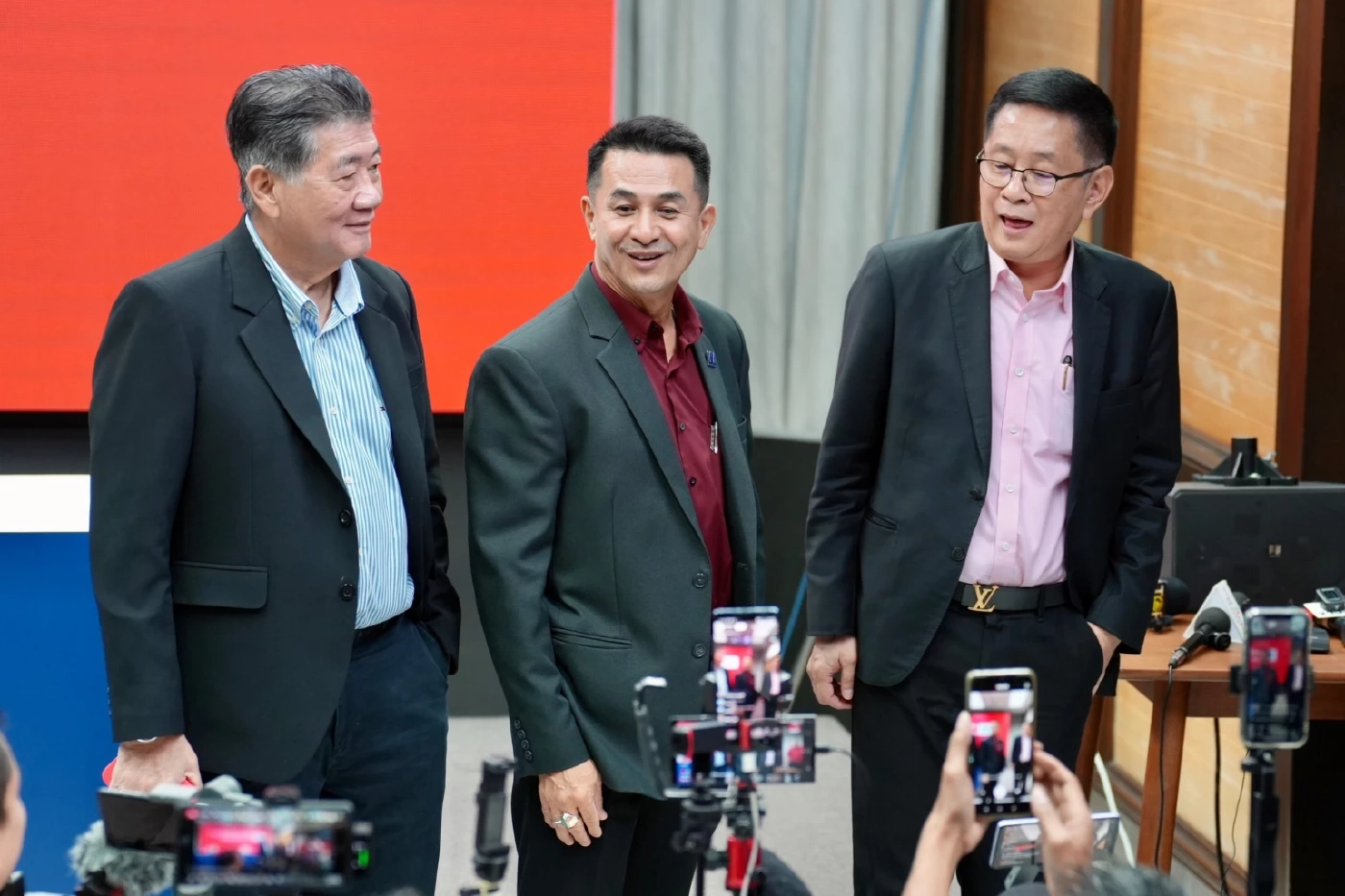 แกนนำพรรคพลังประชารัฐ เดินทางมาร่วมหารือ พรรคเพื่อไทยเพื่อหาทางออกประเทศ 