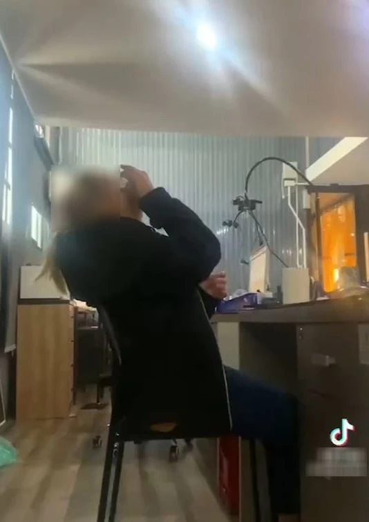 สาวกลั้นน้ำตาไม่อยู่ เห็น "เฉลา พวงมาลัย" อดีต ผอ.โรงเรียน โหวตเห็นชอบพิธา