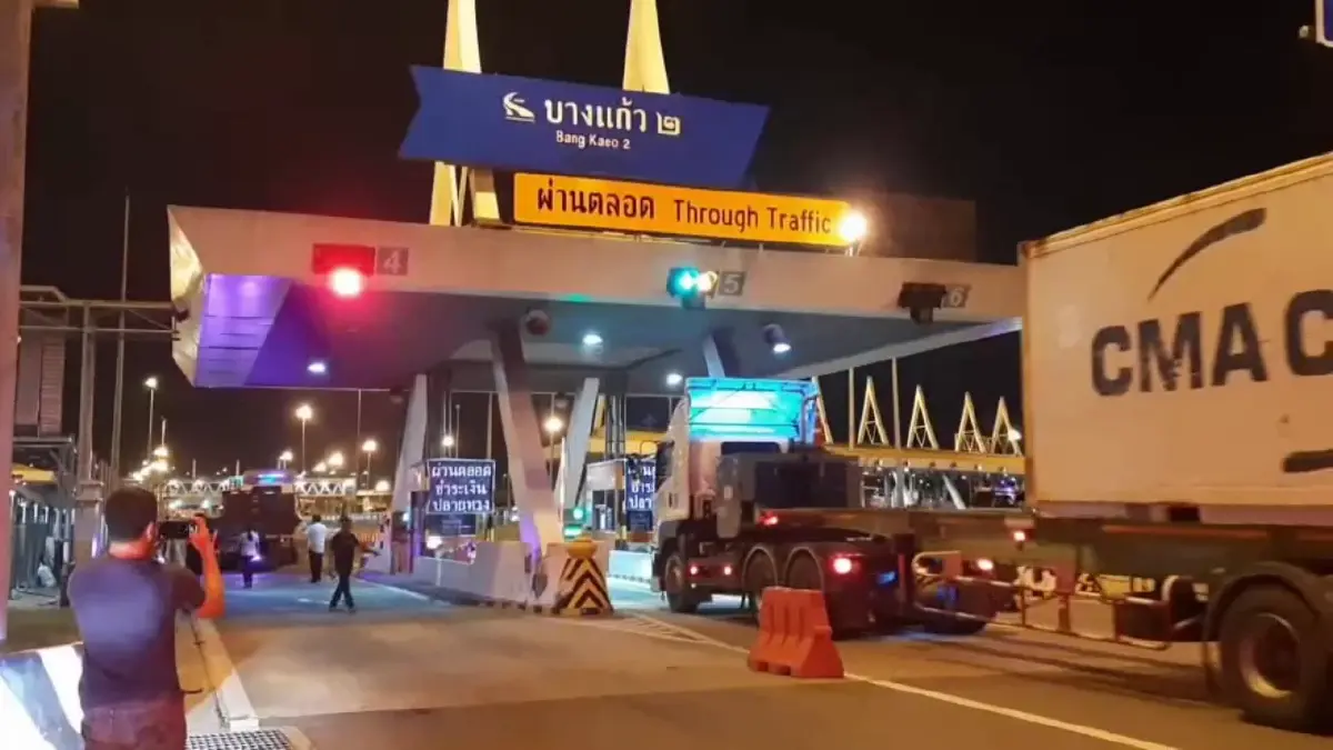 ระทึก รถบรรทุก 12 ล้อ เสียหลัก ชนด่านเก็บค่าทางด่วนพังยับ (มีคลิป)