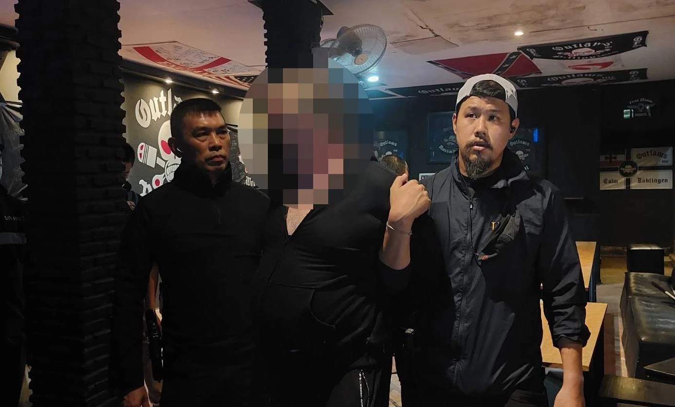 ภาพขณะเจ้าหน้าที่เข้าจับกุมนายโอลาฟ