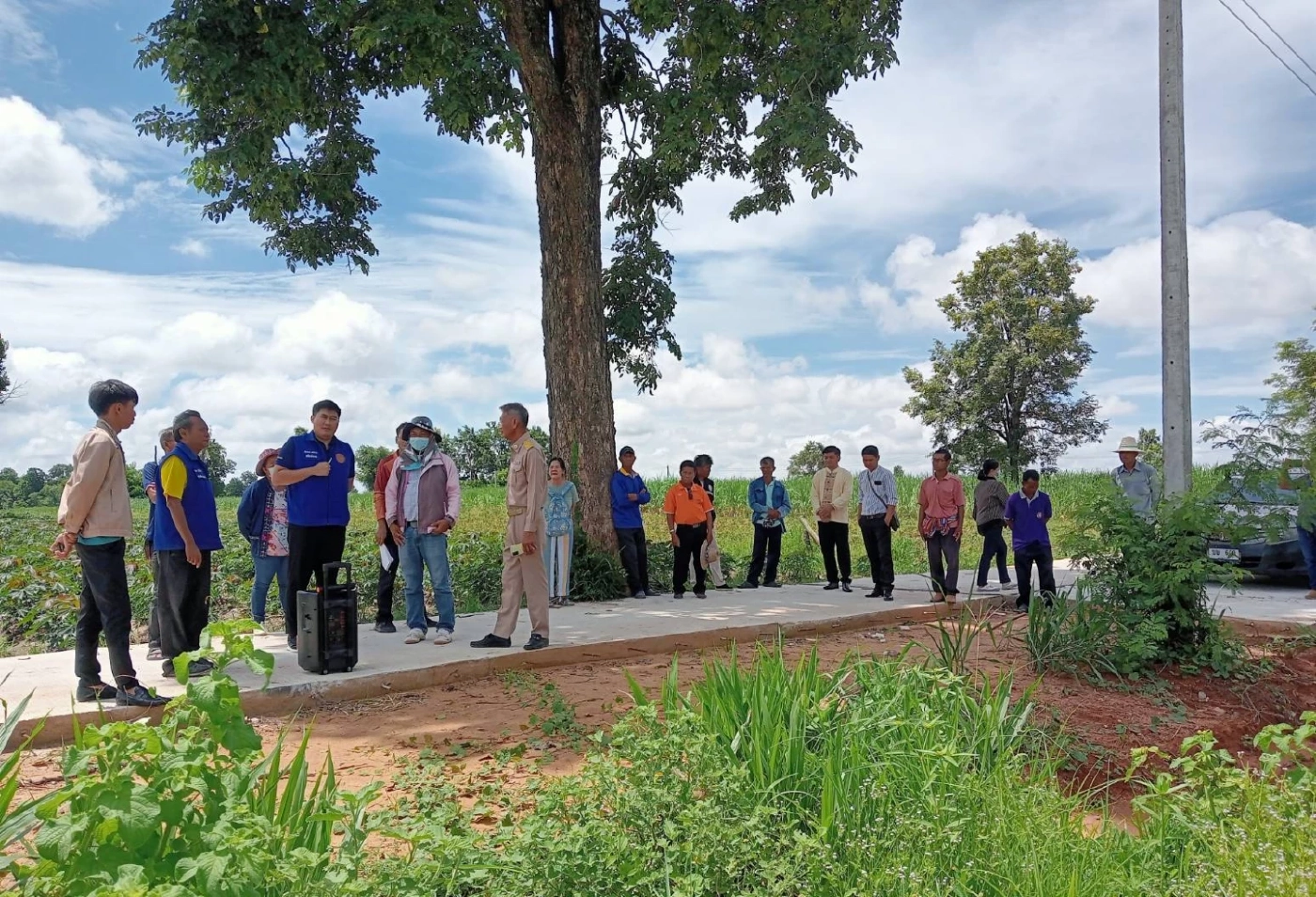 หวิดวางมวย คัดค้านรังวัดที่ดิน สร้างถนนคอนกรีต-ย้ายเสาไฟไม่ได้