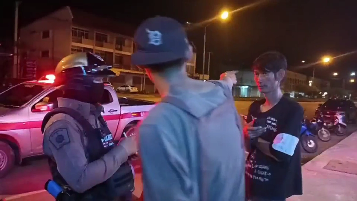 พลเมืองดีให้การกับเจ้าหน้าที่ตำรวจ ถึงเหตุการณ์ที่เกิดขึ้น