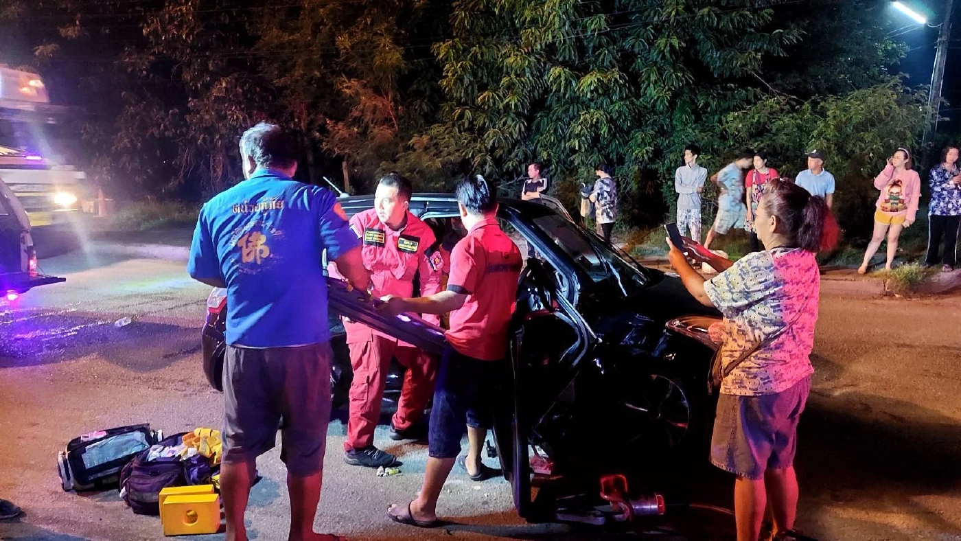 สนั่นกลางสี่แยก เก๋งวิ่ง"ฝ่าไฟแดง" พุ่งชนรถพ่อค้าปลา ติดคาซากรถ (มีคลิป)