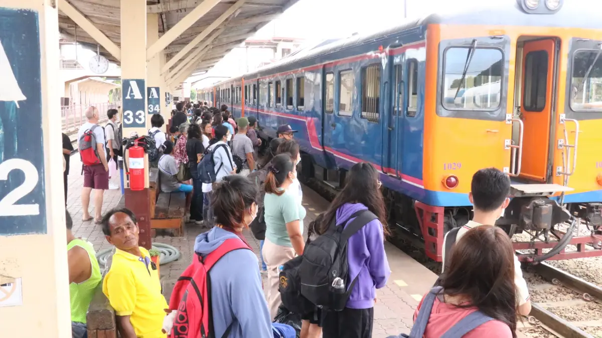 ขบวนรถไฟโคราชแน่น ประชาชนหนีรถติด"มิตรภาพ" กลับภูมิลำเนาช่วงวันหยุดยาว