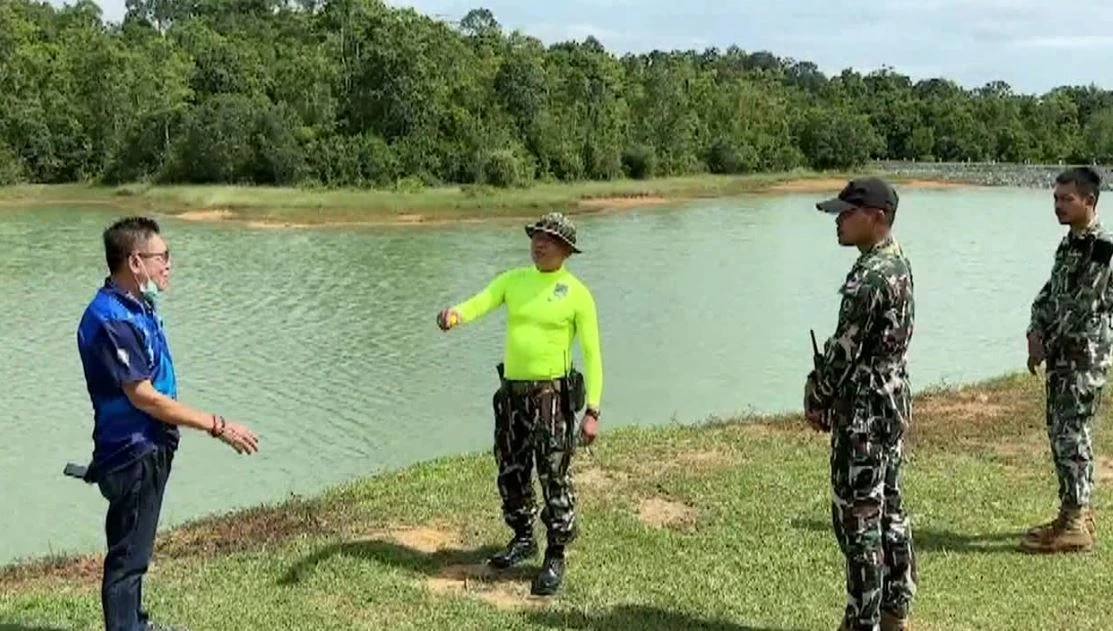 เจอแล้ว! ลูกกอล์ฟลอยตกน้ำ-ในป่า ริมอ่างเก็บน้ำสายศร ชี้ อันตรายกับสัตว์ป่า