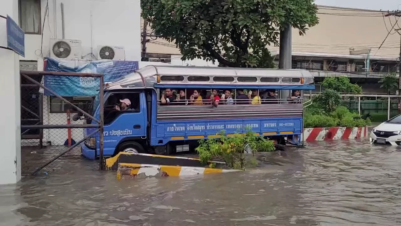 ฝนถล่มหนัก"นิคมบางปู" น้ำทะลักท่วมอ่วม เร่งระบายลดระดับน้ำ (มีคลิป)
