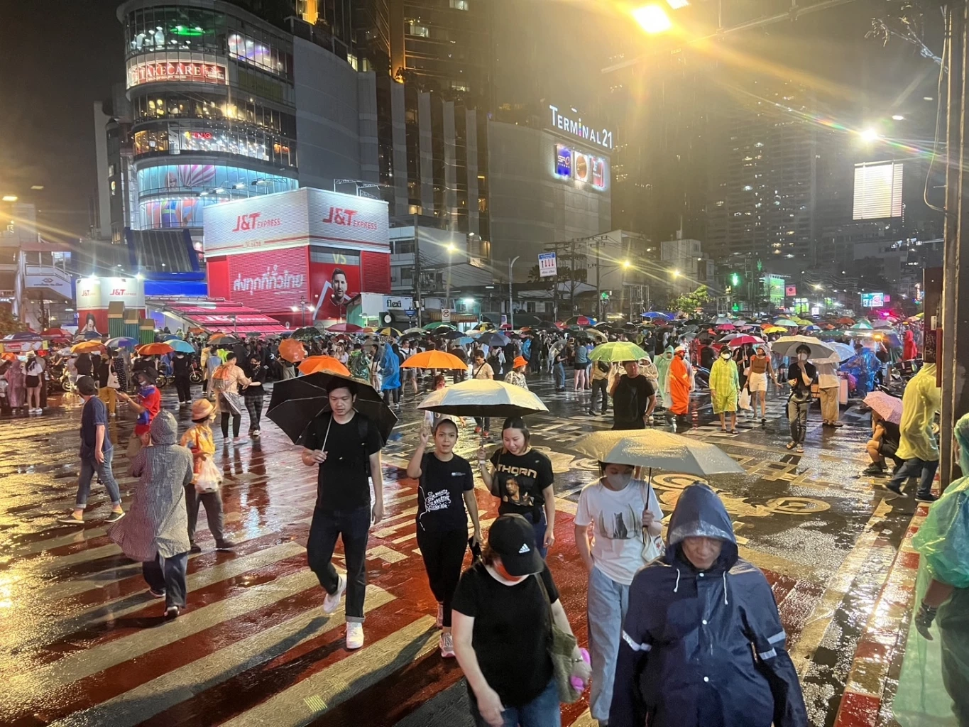 ม็อบ บก.ลายจุด ประกาศ"ยุติการชุมนุม"หลังโดนพระพิรุณกระหน่ำปลุกใส่เสื้อดำ