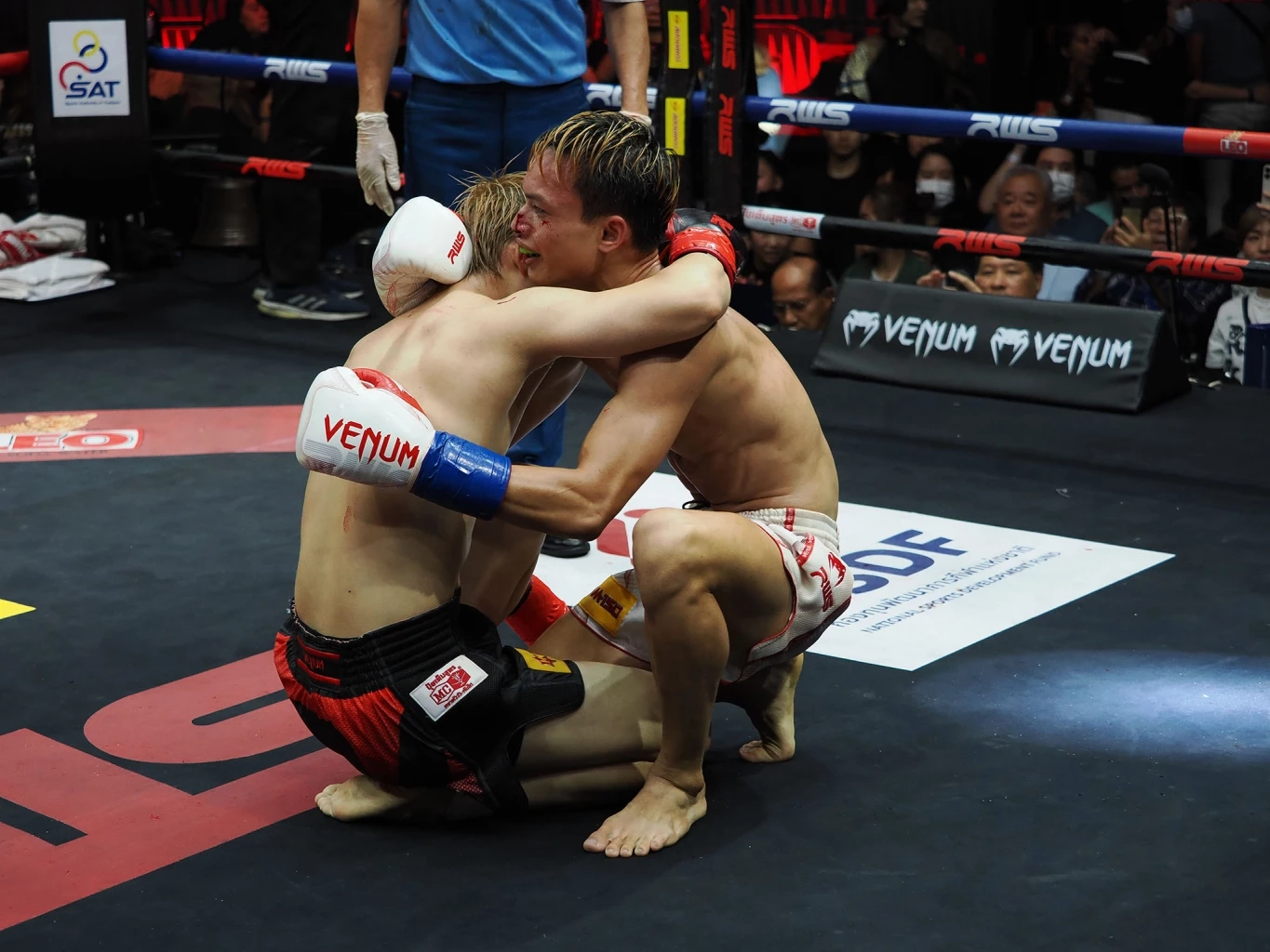 ประมวลภาพ "โจ๊กเกอร์" สุดอึด "โคตะ" ทุบไม่ลงจนชกครบ 3 ยก ศึกมวย RWS