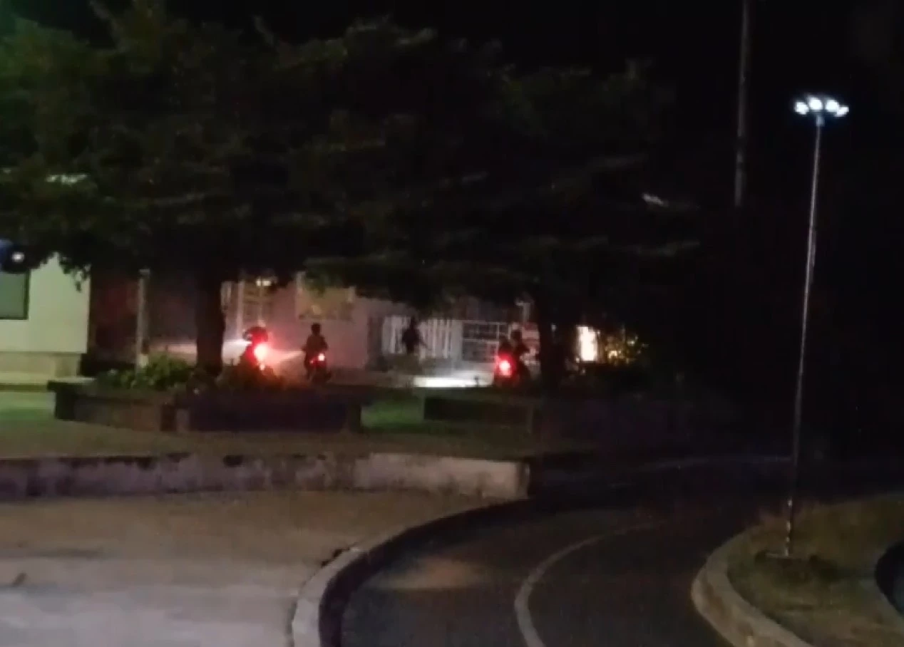 ดุมาก! แก๊งโจ๋นับสิบ ปาระเบิด ยิงใส่ 3 วัยรุ่น ขณะกลับเที่ยวงานแห่เทียน