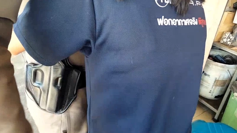 ด.ญ.สวย ผู้เสียหายดีใจโผเข้ากอดตำรวจ หลังช่วยทำคดีอย่างรวดเร็ว